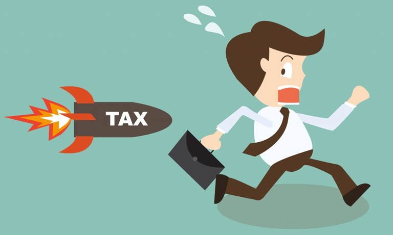 Ilustrasi kartun pria berlari ketakutan dikejar misil bertuliskan pajak, melambangkan tekanan atau tax avoidance