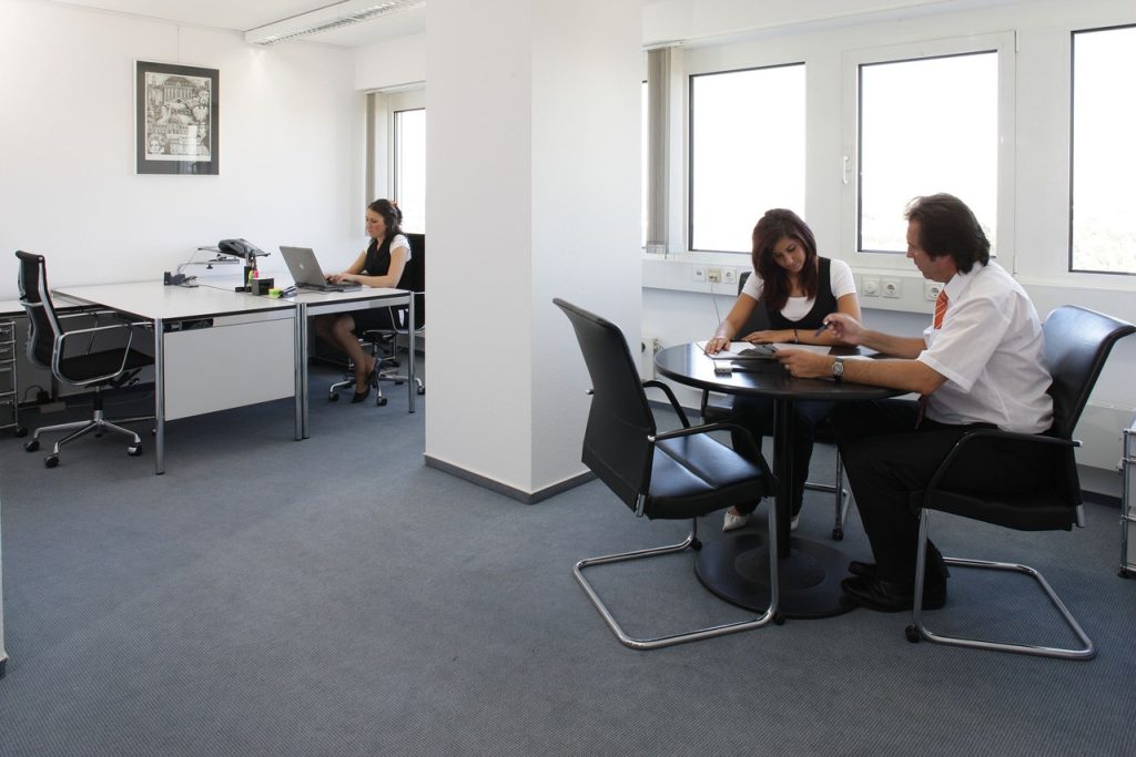 Tugas Staff Operasional